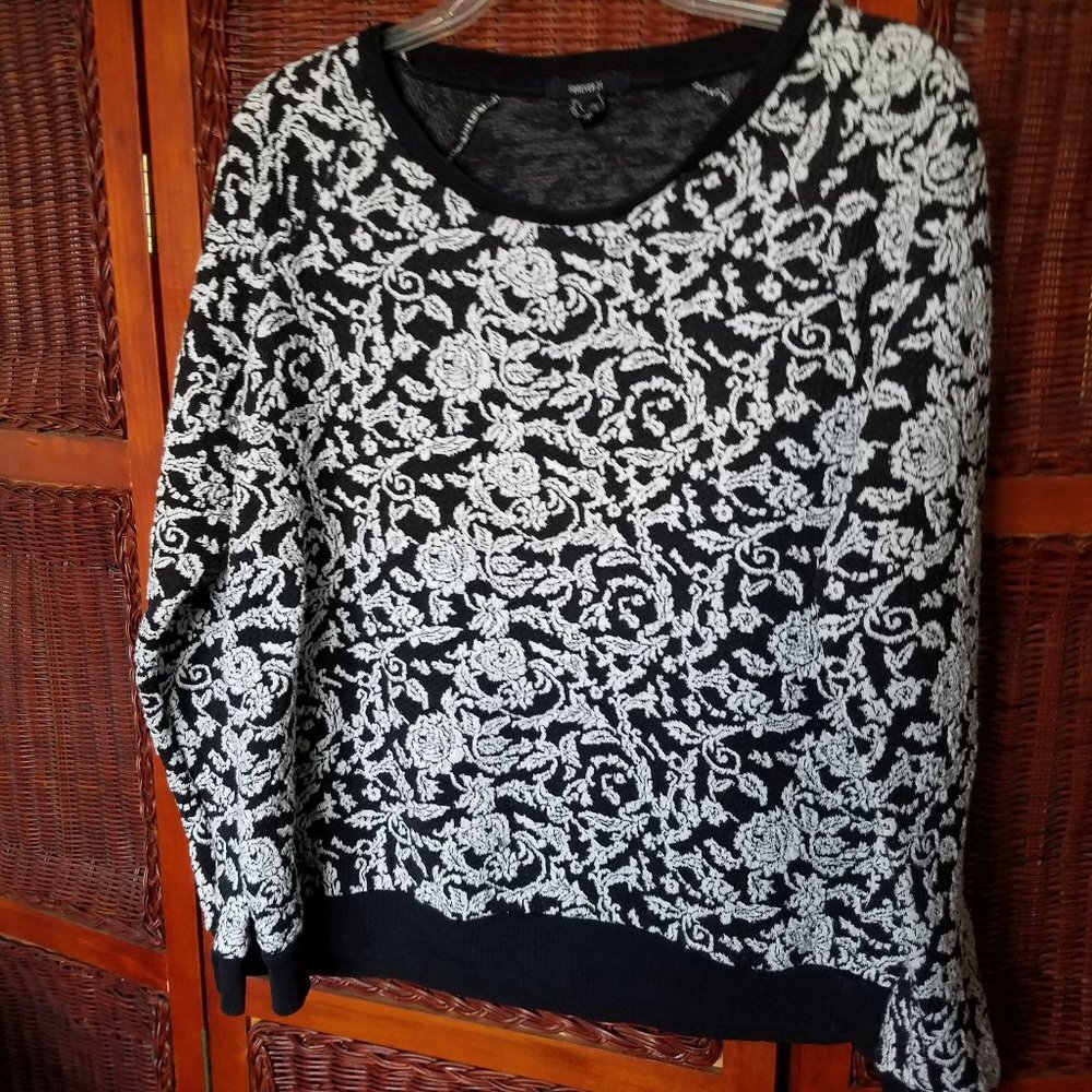 Forever 21 Sweater Long Sleeve Black and White‎ Floral Crewneck Pullover